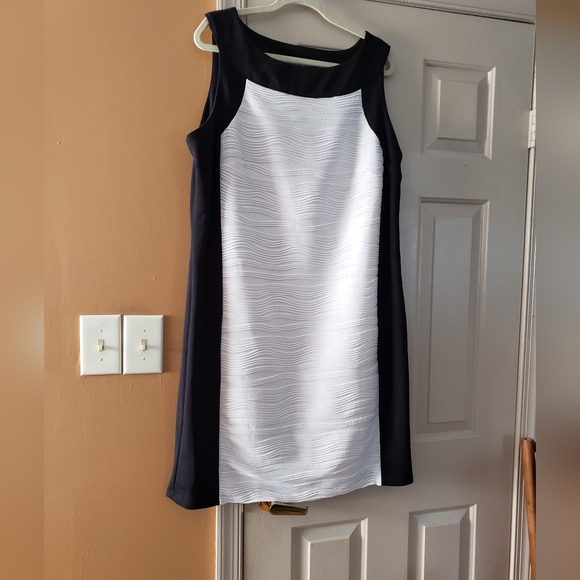 Calvin Klein Black and White Textured Midi Dress - Picture 2 of 9